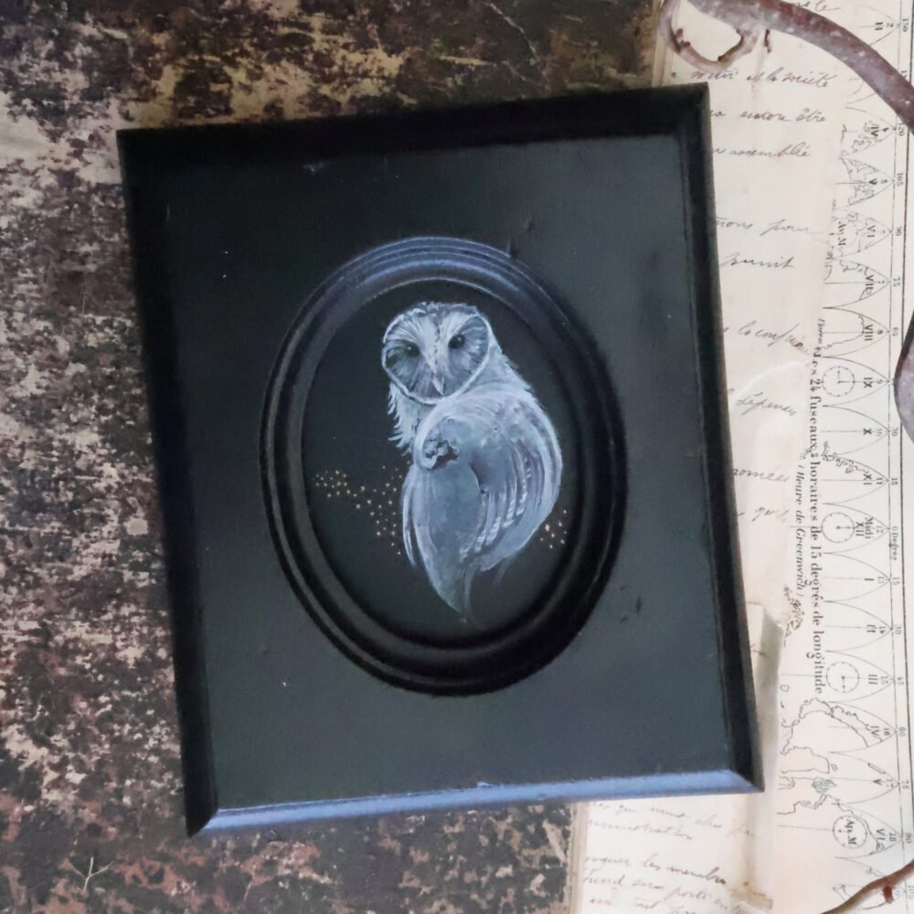 Apparition – Chouette peinte à la gouache dans cadre ancien
