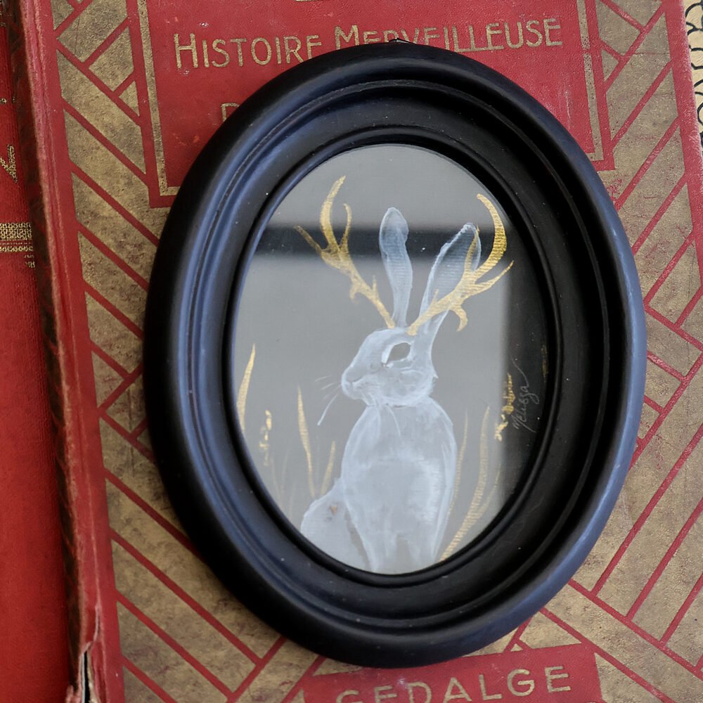 « Réel » – Jacktalope à la gouache blanche et dorée et cadre ancien