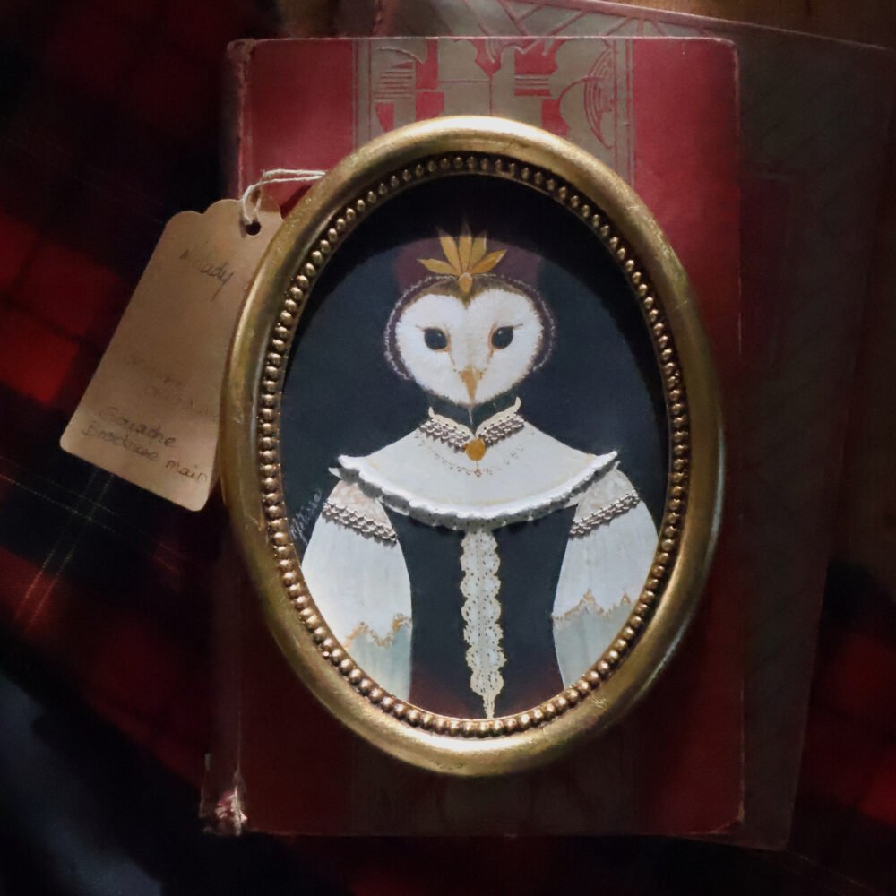 Lady Ghost – gouache brodée d&rsquo;une élégante chouette et cadre ancien