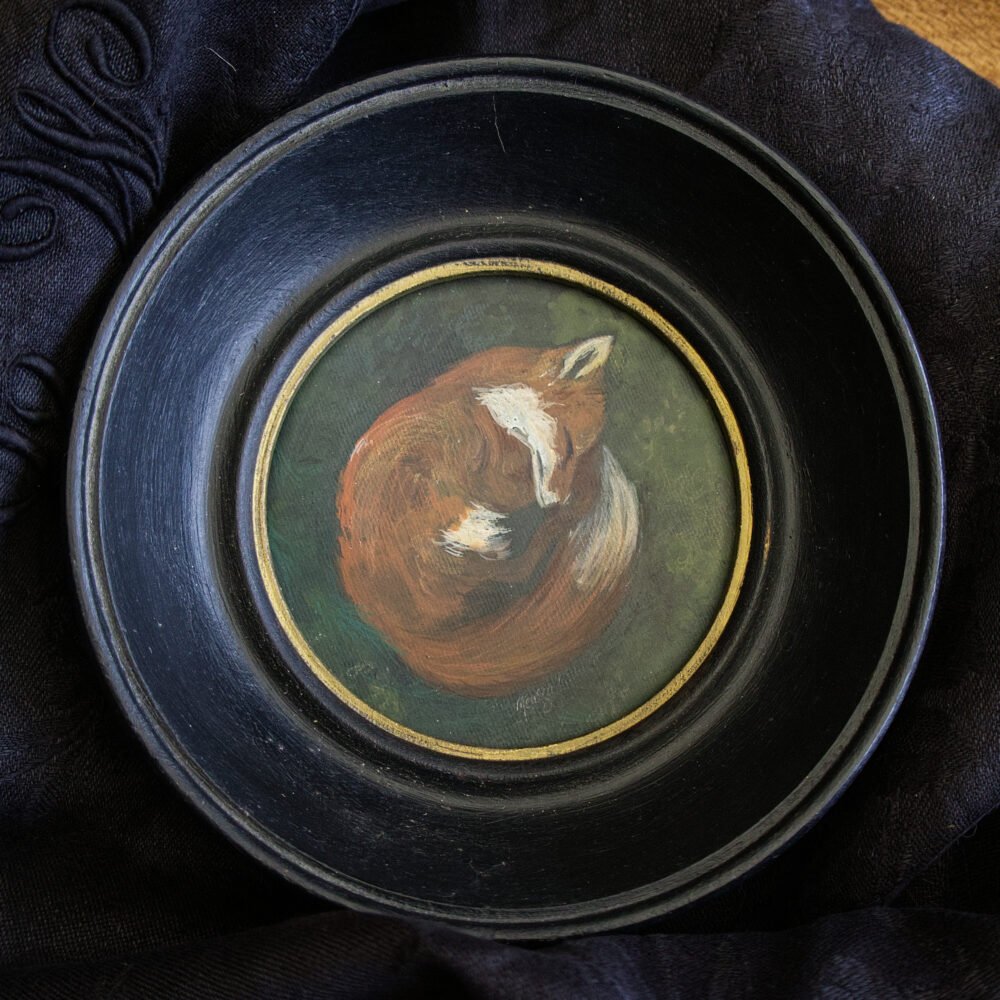 « Repos » – gouache d&rsquo;un renard endormi dans un cadre ancien