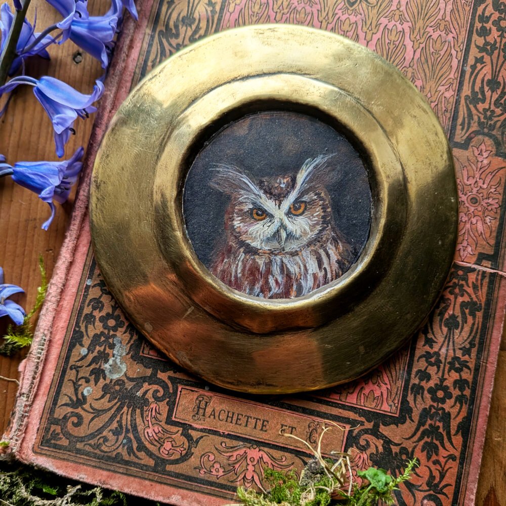 « L&rsquo;oeil du vieux chêne » – hibou et cadre en laiton