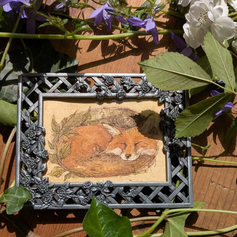 Chut – aquarelle d&rsquo;un renard endormi au milieu du rosier